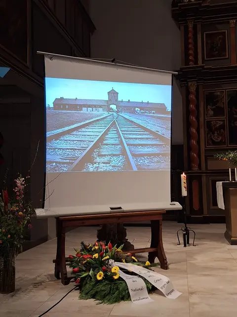 Die Schülerinnen und Schüler präsentierten eine szenische Collage auf einer Leinwand, die sich an der Dokumentation „Die Rampe“ orientierte | Foto: Sebastian Deißner
