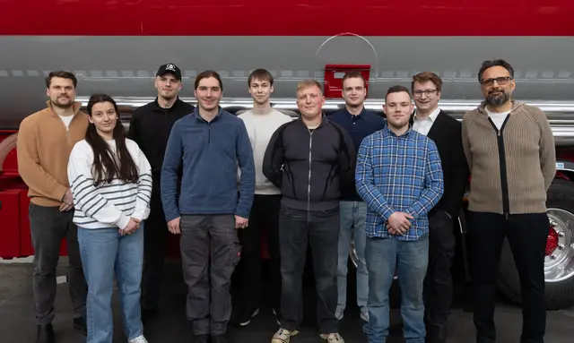 Berufsschullehrer Tim Freudenthal (v.l.) freute sich mit den ehemaligen Azubis Paula Marie Deike, Johannes William Gramke, Michel Andreaßon, Nico Reimers, Noa Tuchel, Timon Klemm und Leon Böhmer. Feldbinder-Ausbilder Robert Langer und Obermeister Helge Krüger freuten sich mit. | Foto: ks