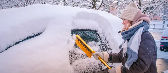 Das Auto muss vom Schnee befreit werden | Foto: Adobe Stock/ shintartanya