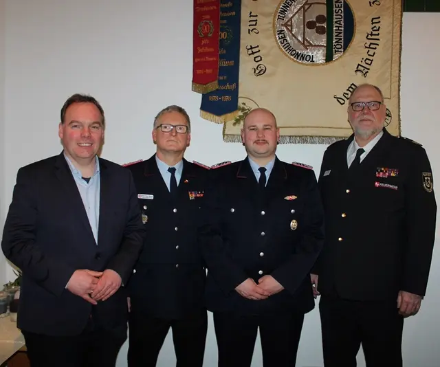 Auszeichnungen im Rahmen der Jahreshauptversammlung der Freiwilligen Feuerwehr Tönnhausen mit Gästen aus Politik und Feuerwehrführung. | Foto: gi