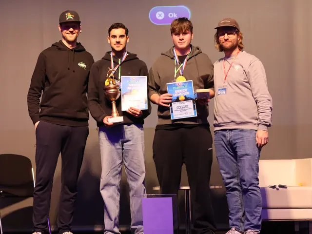 Das Siegerteam: "Joga Bonito" mit Benjamin Gaum (li., Jugendzentrum Tostedt) und Matthias Haist (re. Projektverantwortlicher Medienpädagoge) | Foto: Landkreis Harburg