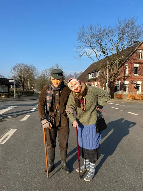 Oma und Opa suchen in Kampen den Faslamskerl | Foto: Dorfjugend Kampen