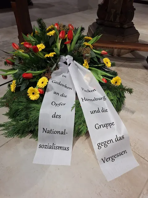 Der Kranz wurde nach der Gedenkveranstaltung mit einem Lichterzug von etwa 80 Personen zum Gedenkstein am Vordamm gebracht | Foto: Sebastian Deißner