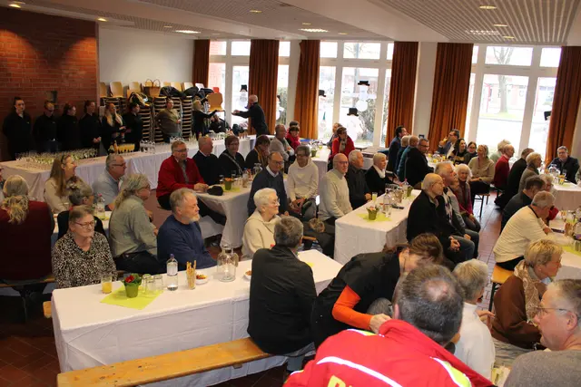 Viele interessierte Bürger kamen zum Empfang in der Aula der Marschachter Grundschule | Foto: ce