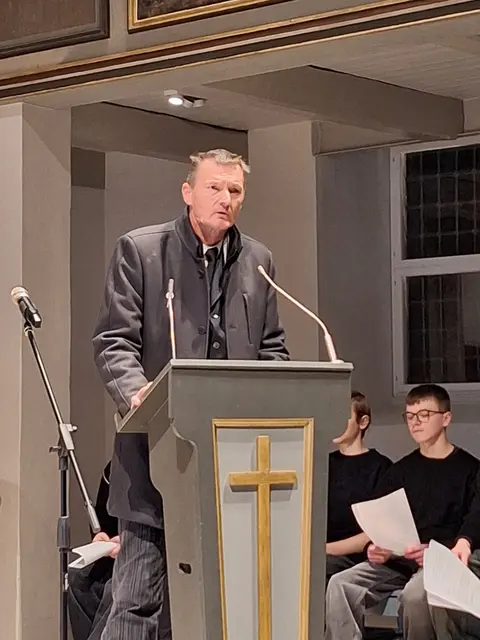 Bürgermeister Jörk Philippsen bei der Gedenkveranstaltung in der Liebfrauenkirche | Foto: Sebastian Deißner