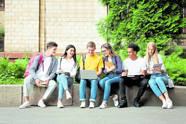 Noch keine Lehrstelle? Dann nichts wie hin zum Azubi-Speed-Dating im Stadeum in Stade | Foto: AdobeStock/Prostock-studio