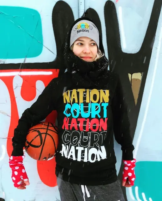 Das Logo auf Pullover und Mütze selbst entworfen: Marina Bregar (40) aus Estebrügge | Foto: Marina Bregar