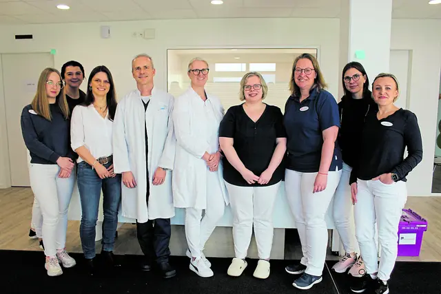 Die beiden Augenärzte Dr. med. Frank Hoffmann und Dr. med. Kirsten Wiechmann (4. und 5. v. li.) mit einem Teil des kompetenten Praxisteams | Foto: sb