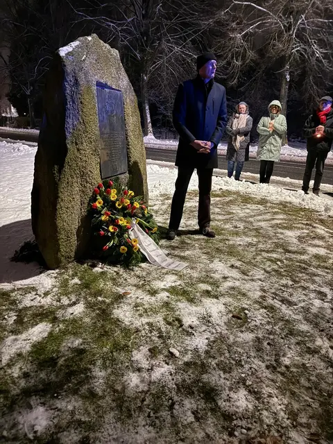 Am Gedenkstein folgte eine Kranzniederlegung, vorher erinnerte Bürgermeister Jörk Philippsen an die Opfer des Nationalsozialismus | Foto: Marco Bergmann