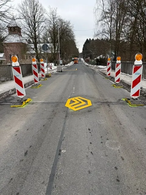 Motorradfahrer sollten seitlich an der gekennzeichneten Stelle vorbeifahren | Foto: Landkreis Harburg