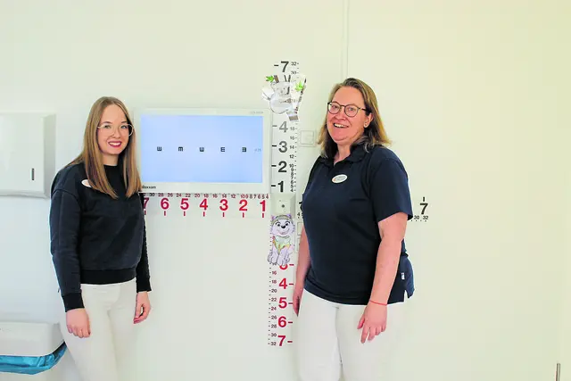 Die Orthoptistinnen Meike Arndt (li.) und Astrid Hackert in der Sehschule der Praxis | Foto: sb