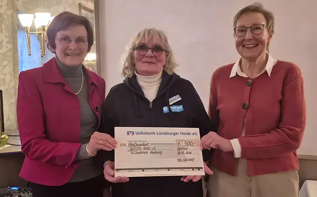 Angelika Meyer (li., Schatzmeisterin DRK Egestorf) und Margarete Cohrs (re., 1. Vorsitzende DRK Egestorf) bedankten sich mit einer Spende bei Referentin Vera Theelen (Weisser Ring) | Foto: Astrid Sitarz