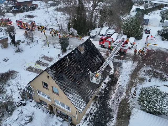 Über die Drehleiter der Feuerwehr Meckelfeld wurde gelöscht und das Dach geöffnet | Foto: Feuerwehr Ramelsloh