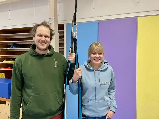 Die beiden Kita-Leiter Sarah Lenz und Eric Sümnich freuen sich über das neue Motorikzentrum | Foto: sk