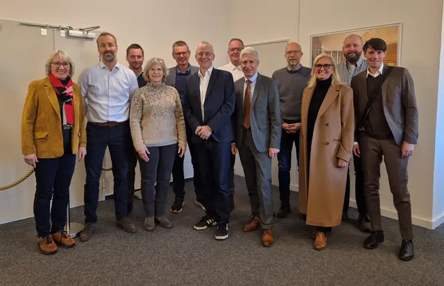 Mitglieder des Kreistagsausschusses für Wirtschaft, ÖPNV und Tourismus des Landkreises Harburg und Landrat Rainer Rempe  (5. von rechts)  | Foto: Landkreis Harburg