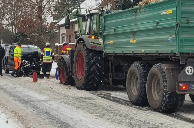 Schwer beschädigter Pkw und Traktor nach Unfall in Asendorf | Foto: FF_Hanstedt