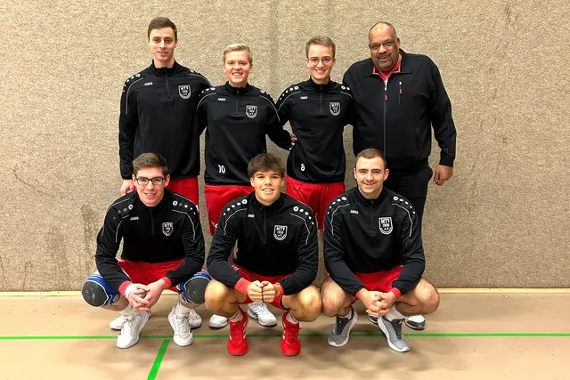 Die Männer des MTV Wangersen spielen in der nächsten Hallensaison in der 2. Bundesliga. 
Hinten von links: Marcel Brey, Thilo Löhden, Tom Löhden, Trainer Martin Becker,
vorne von links: Florian Behrens, Marvin Becker und Nick Poppe. | Foto: MTV Wangersen