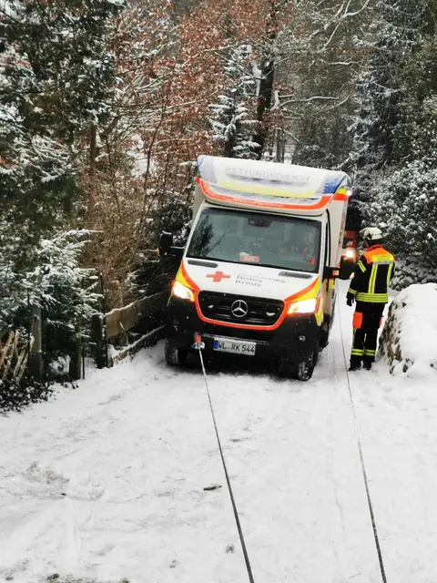 Die Feuerwehr Maschen befreite am Mittwochvormittag einen in Schnee und Eis feststeckenden RTW in Maschen | Foto: Remon Hirschmeier, FF Maschen