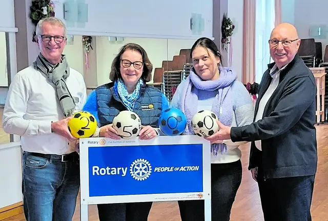 Udo Zimmermann (v. li.) und Kerstin Witte (beide Rotary Club Buchholz) freuen sich mit Hu Sanae Kaisik (1. Vorsitzende) und Christian Weiß (2. Vorsitzender) vom TSV Buchholz 08   | Foto: Rotary Club Buchholz