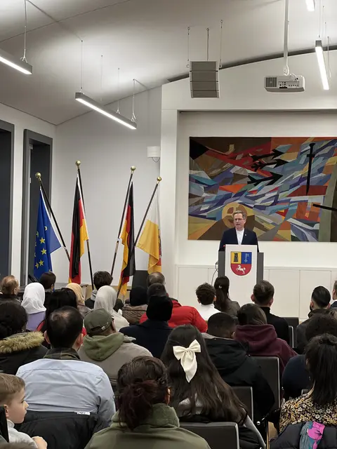 Landrat Kai Seefried führt durch die Festveranstaltung im großen Sitzungssaal des Kreishauses
 | Foto: Landkreis Stade / Daniel Beneke