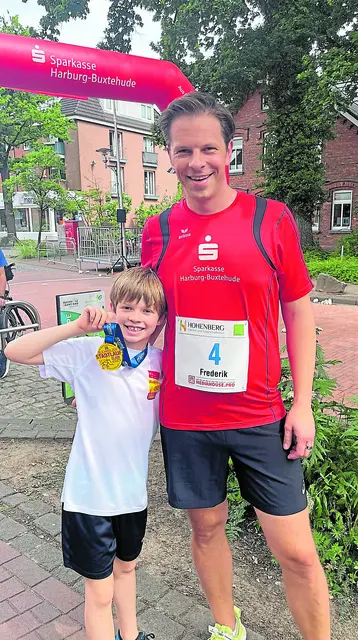Frederik Schröder und sein Sohn Leonard nahmen am Buchholzer Stadtlauf teil | Foto: Privat