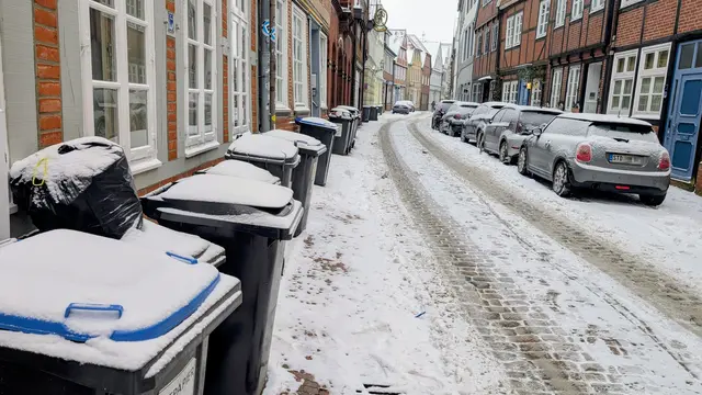 Vor allem in schmalen Straßen werden die Abfalltonnen derzeit nicht geleert, weil die Müllafahrzeuge diese Straßen wegen der Glättegefahr nicht ansteuern | Foto: jd