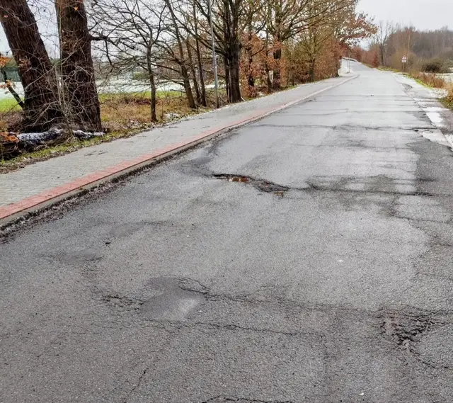 Heidlandsweg höhe Sportplatz, Bis zu 10 cm tiefe Schlaglöcher über fast die ganze Straßenseite. | Foto: Rüdiger Störtebecker