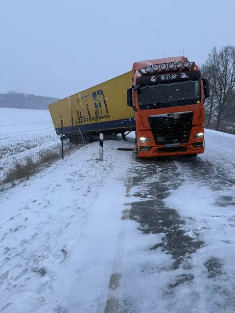 Der verunglückte Sattelauflieger liegt nach dem Durchbruch eines Zauns im Graben | Foto: Lutz Wreide