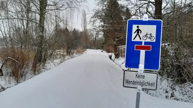 Der Wirtschaftsweg im Stader Benedixland ist jetzt mittendrin mit einem Betonring blockiert. Für Autofahrer bedeutet dies: Sackgasse ohne Wendemöglichkeit | Foto: Hansestadt Stade