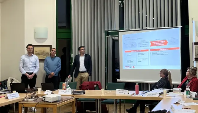 Auf der Ortsratssitzung stellten Jannik Bräuer (v. li., Rewe und Penny), Jan Dieter Mohr (Aldi) und Benedikt Fleige (Rossmann) ihre Pläne vor | Foto: sra