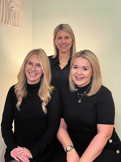 Das komplette Dreierteam: Ronja Franke (li.) und Nina Haba (re.) mit ihrer Mitarbeiterin Stefanie Jaufmann | Foto: Zweifach schøn