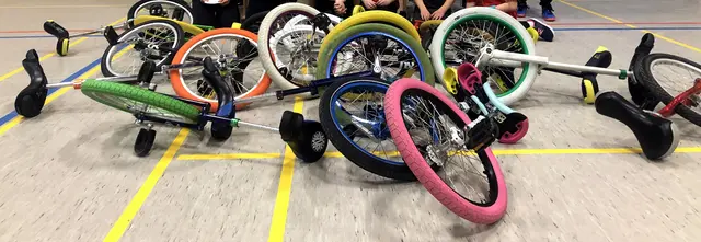 Die Reifen der Einräder sind bunt und messen für das Training und die Wettkämpfe in der Halle exakt 20 Zoll