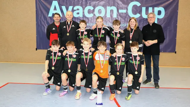 Die Siegermannschaft des Stützpunktes Winsen (NFV Kreis-Harburg) mit Dieter Neubauer (re., Vorsitzender des Verbandsausschusses für Qualifizierung) und Daniel Wächtler (li., Mitglied des Verbandsausschusses für Qualifizierung) | Foto: NFV