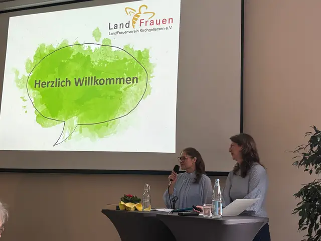  Vortrag von Danila Maring (v. li.) und Nicole Dethleffs | Foto: LandFrauen Auetal