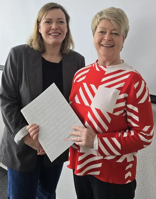 Dr. Anja Wode (li.) und Dagmar Froelich stellen die Arbeitsmarktbilanz 2025 vor | Foto: Agentur für Arbeit Stade