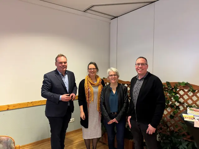 Freuten sich über die gut besuchte Bürgerversammlung in Bahlburg Bürgermeister André Wiese (v. li.), Julia Meinel (Familienbüro), Ortsvorsteherin Ulrike Hermann und Ratsherr Dennis Beuermann | Foto: Stadt Winsen 