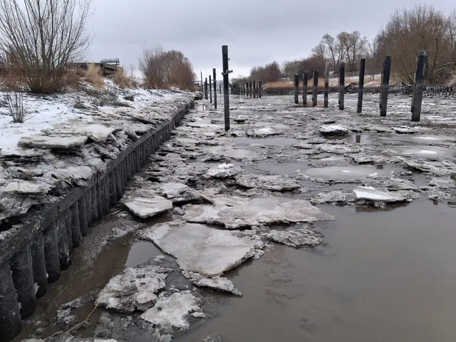 Dicke Eisschollen in der Bützflether Süderelbe | Foto: Jochen Anbergen