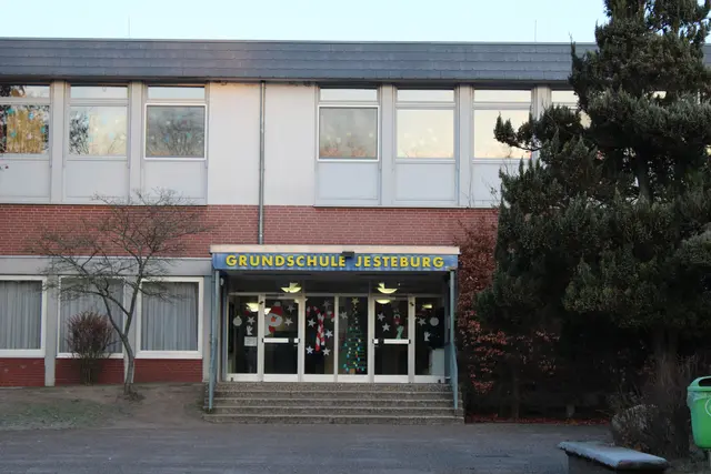 Die Grundschule Jesteburg: Muss die Wirtschaftlichkeit eines Neubaus tatsächlich noch einmal berechnet werden? | Foto: pöp/Archiv