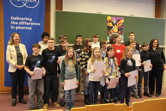 Die Regionalsieger: Jungforscherinnen und Jungforscher und ihre Betreuungslehrer  | Foto: Körber