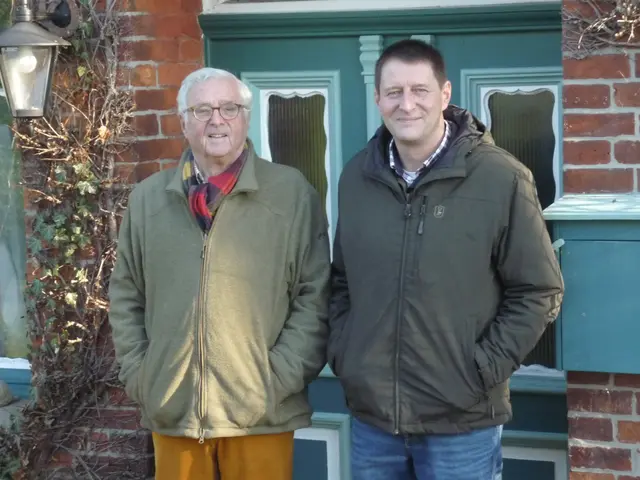 Freuen sich über den Erhalt des geschichtsträchtigen Bauwerks: Mühlenbesitzer Michael von Sperber (li.) und Bürgermeister Matthias Kruse | Foto: Joerg Stallbaum