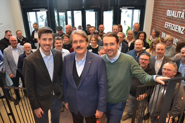 Lars Viebrock, Andreas Viebrock und Dirk Viebrock (v. li.) ehrten ihre langjährigen Mitarbeiter mit der "Wall of Fame" 