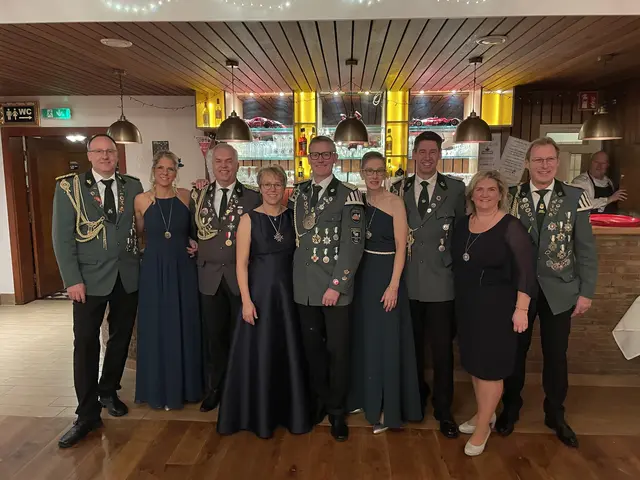 Das Königspaar aus Otter mit den Adjutanten: Axel und Svenja Horstmann (v. li:), Thorsten Ehlermann, Königspaar Silke und Andreas Dreyer, Karina und Dirk Ebeling sowie Tanja und Jan Horstmann | Foto: Bernd Gätjens