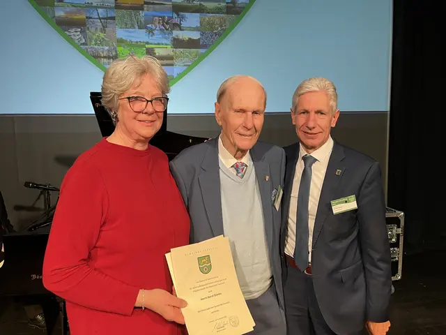 Seevetals Bürgermeisterin Emily Weede (v.li.), der geehrte Unternehmer Horst Dörner und Landrat Rainer Rempe | Foto: sra