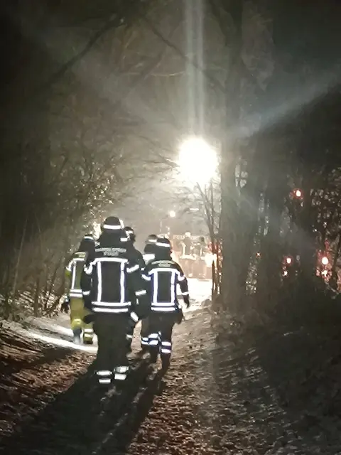 Die Übung findet an einem Winterabend in einem Waldstück statt. | Foto: FF Wiepenkathen