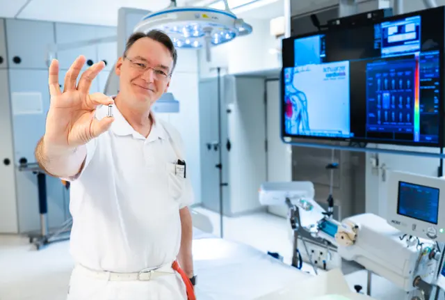 Oliver Marx hält den sondenlosen Einkammer-Herzschrittmacher in der Hand | Foto: Elbe Kliniken/Sebastian Braeutigam