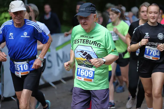 Der 80-jährige Karl-Peter Schuster (Mitte, hier mit Nr. 1609 beim Rosengartenlauf) vom VfL Jesteburg hat an allen Laufevents im Sportjahr 2025 teilgenommen | Foto: cc
