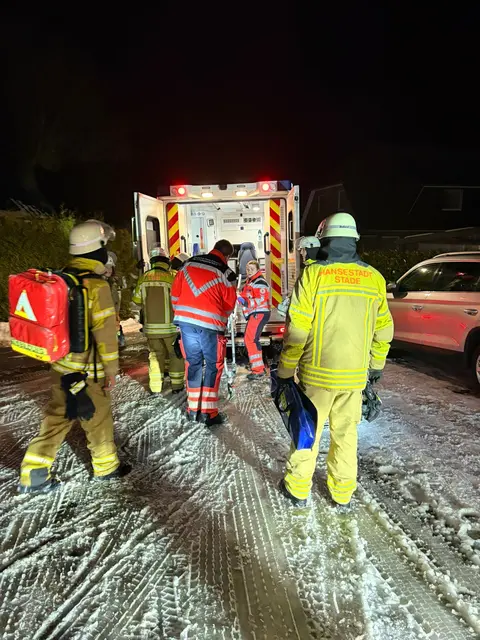 Feuerwehr und Rettungsdienst üben gemeinsam. | Foto: FF Wiepenkathen