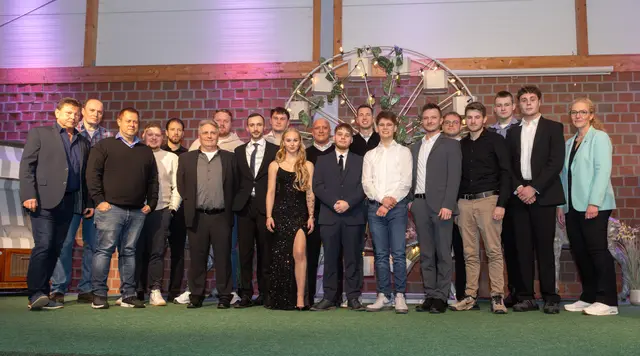 Die jungen Anlagenmechaniker und -mechanikerinnen freuten sich zusammen mit dem Prüfungsausschuss über die erfolgreichen Prüfungen.   | Foto: ks