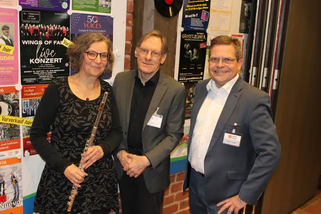 In Jubiläumsstimmung (v. re.): Kulturvereins-Vorsitzender Markus Laudahn, zweiter Vorsitzender Bernd Haß und Christiane Carsten, Organisatorin der "Schlosskonzerte"-Reihe | Foto: ce