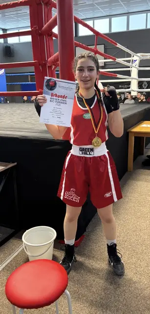 Lara Alahmad konnte sich in ihrem ersten Kampf den ersten Platz bei den Weser Ems Meisterschaften sichern.  | Foto: Christina Koll